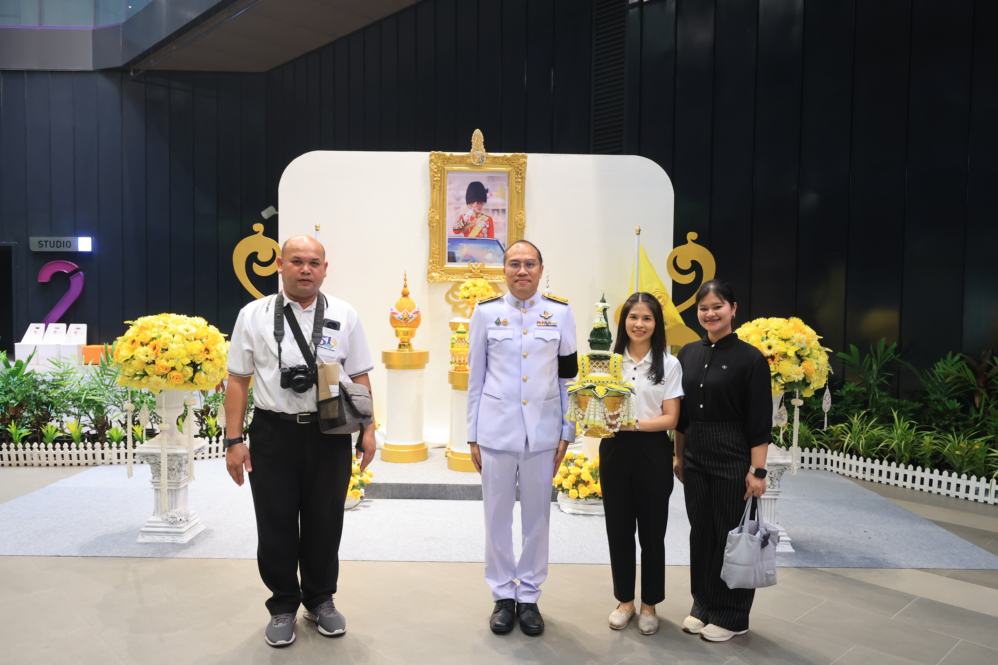 title - คณะผู้บริหาร ส.ป.ก. บันทึกเทปถวายพระพรชัยมงคล เนื่องในโอกาสมหามงคลเฉลิมพระชนมพรรษา 74 พรรษา พระบาทสมเด็จพระปรเมนทรรามาธิบดีศรีสินทร มหาวชิราลงกรณ พระวชิรเกล้าเจ้าอยู่หัว